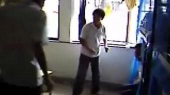 男生扒裤子在线视频,男生扒裤子行为引发热议