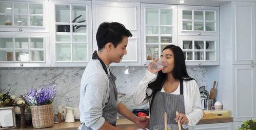 男女厨房在线视频,烹饪技巧大比拼，温馨时刻共分享